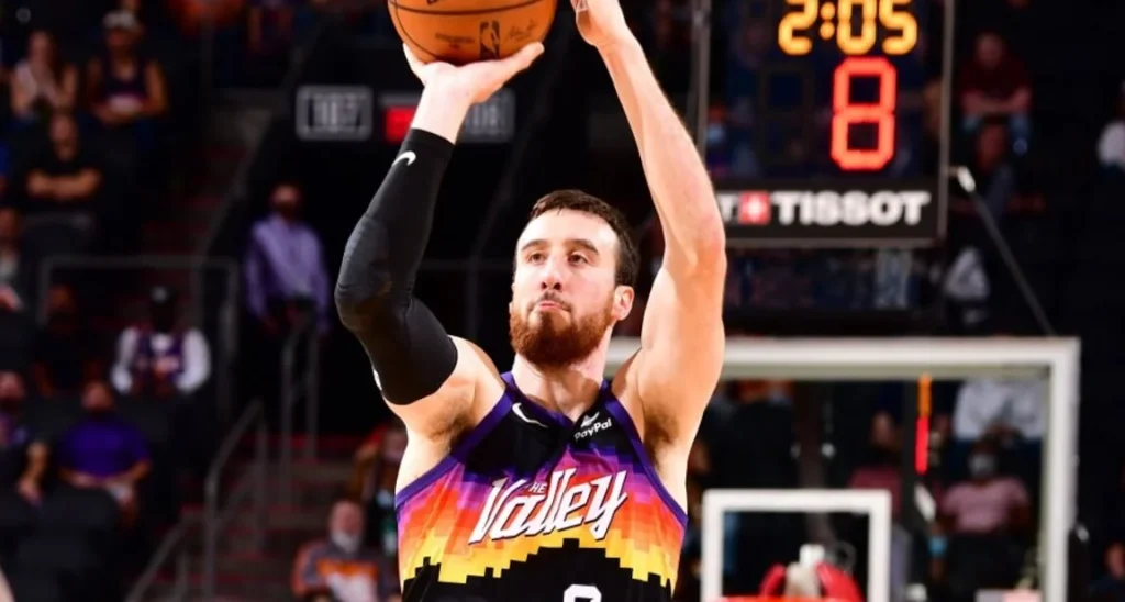The center Frank Kaminsky, aged 30, previously played for the Houston Rockets.