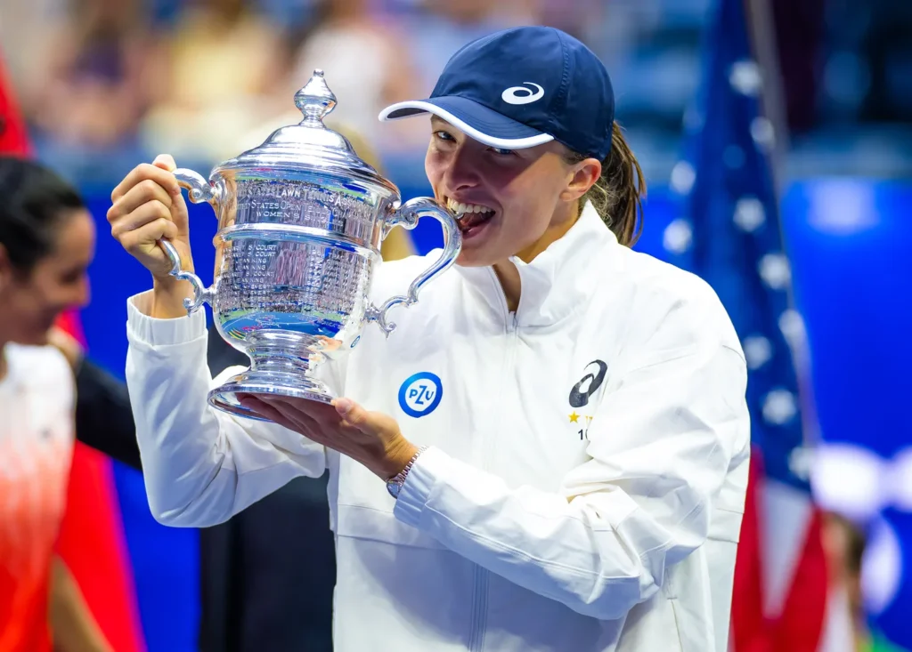 Iga Swiatek with her 2022 US Open champion's trophy.
