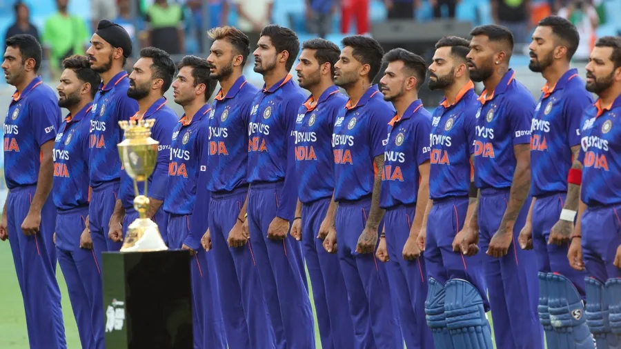 Team India posing with the Asia Cup trophy.