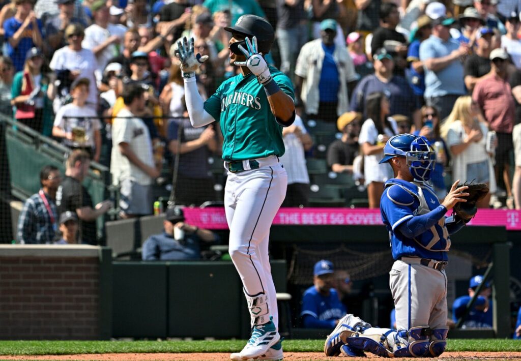 Clean sweep by Mariners puts them on top of AL West.