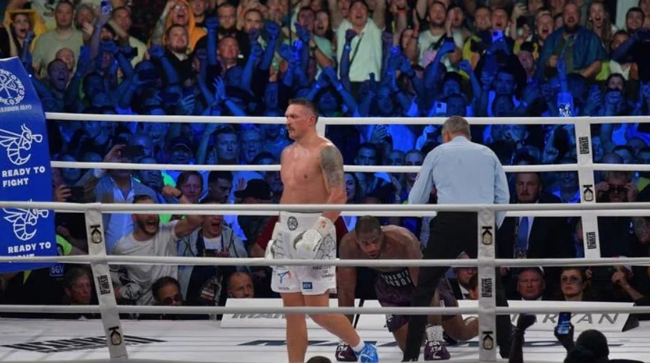 Dubois on his knees after a powerful strike from Usyk.