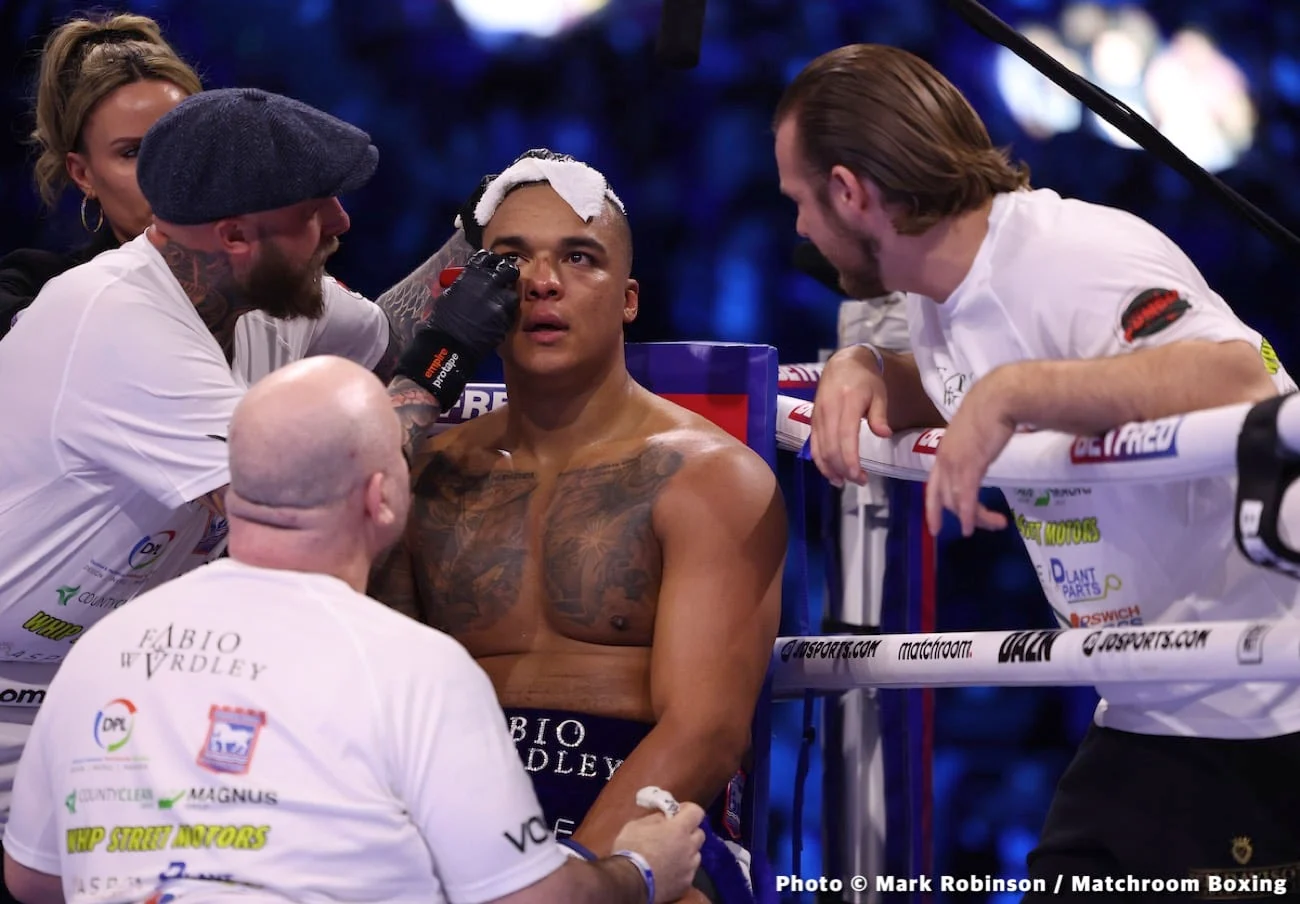 boxeador sendo tratado por feridas