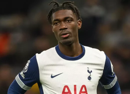 Bissouma stretchered off seconds after comeback